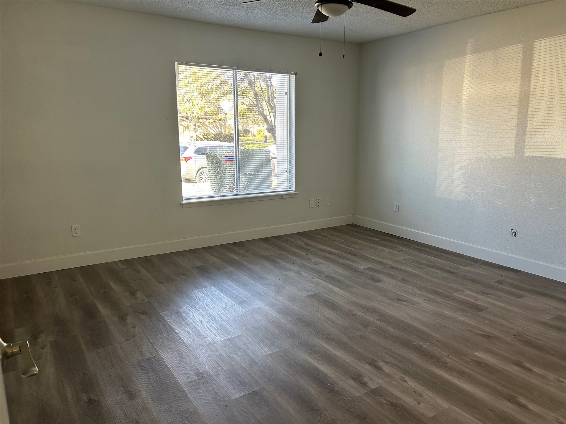6119 Dryad Drive, Houston, TX 77035 Spacious primary en-suite in the front of the home on the first floor