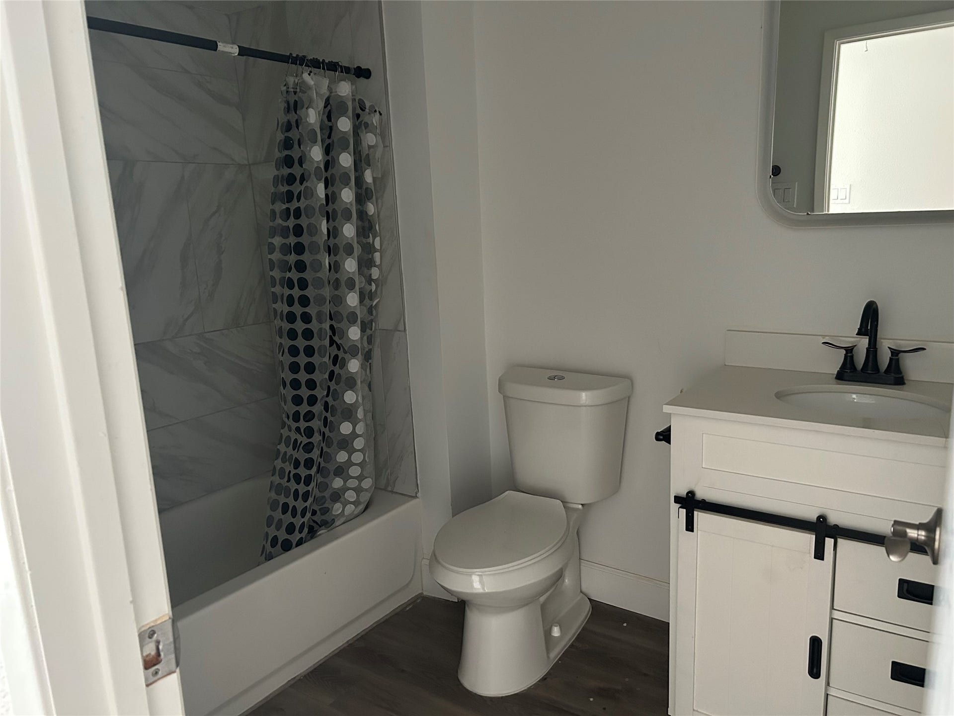 6119 Dryad Drive, Houston, TX 77035 Full bath upstairs