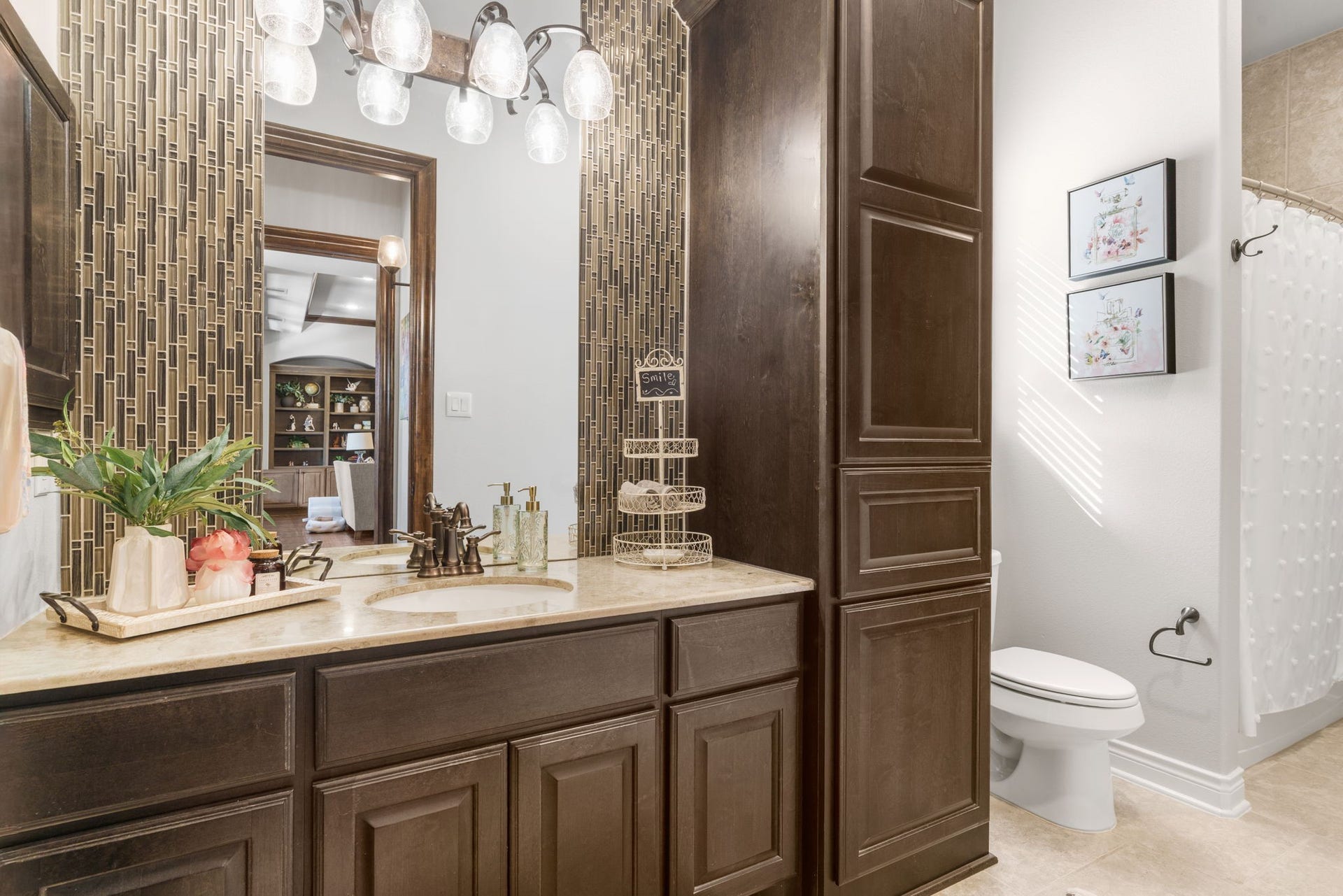 126 Summer Holly Drive, Conroe, TX 77384 Beautifully appointed full bathroom featuring granite countertops, rich wood cabinetry, decorative and tile accents.