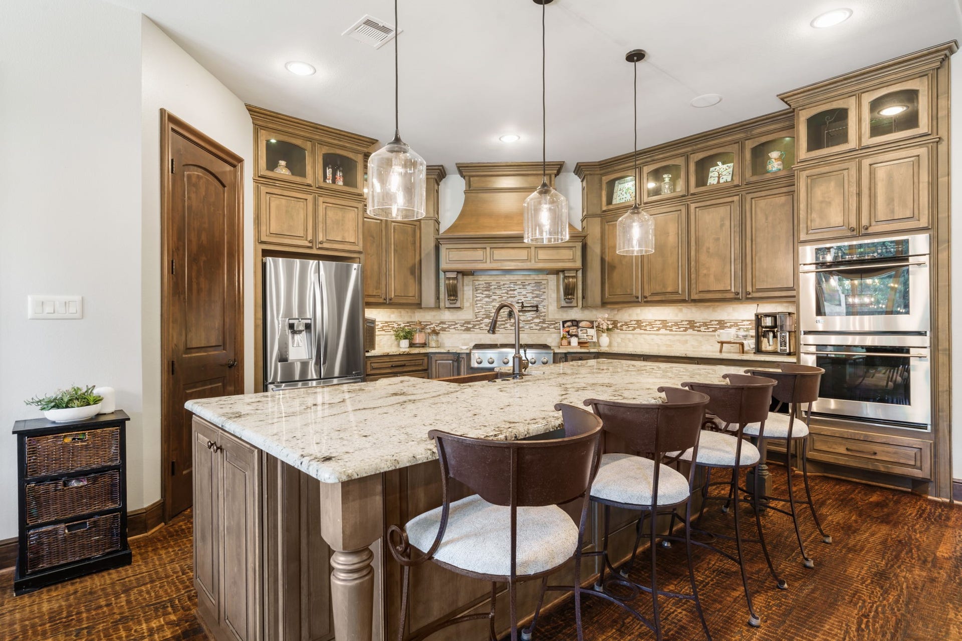 126 Summer Holly Drive, Conroe, TX 77384 Stainless steel Monogram Appliances, double ovens, a professional-style 36' gas cook top, and decorative vent hood make this kitchen ideal for preparing food and entertaining.