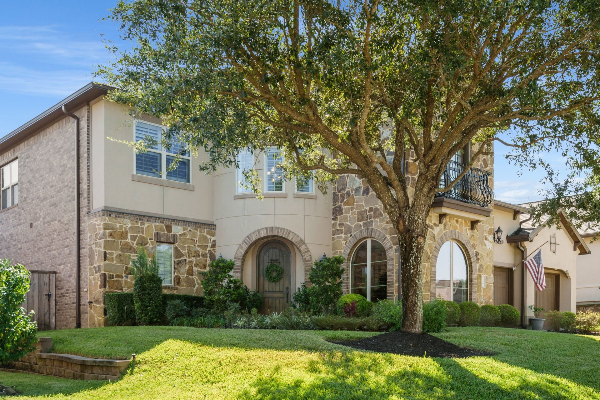 126 Summer Holly Drive, Conroe, TX 77384 Quality construction featuring 2x6 exterior wall framing, engineered wood sheathing, and premium Pactiv GreenGuard Raindrop 3D house wrap designed to enhance moisture management and protect the home's exterior.