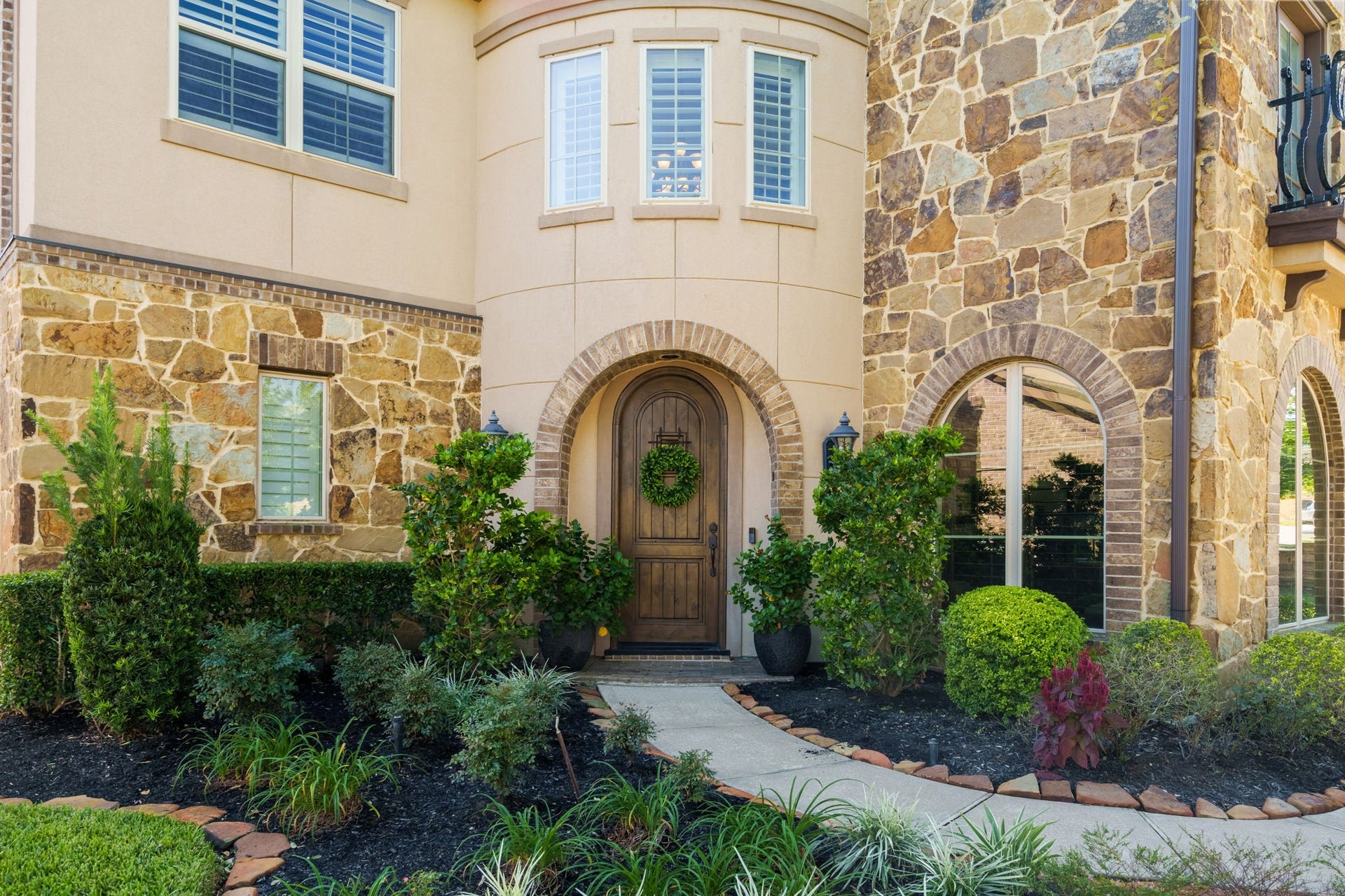 126 Summer Holly Drive, Conroe, TX 77384 An inviting arched wood front door framed by brick detailing welcomes you into this beautiful home.