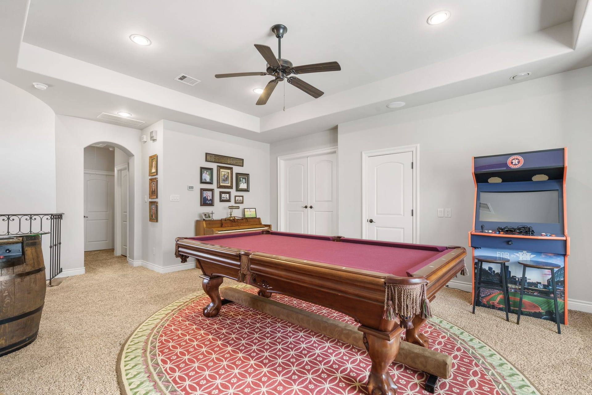 126 Summer Holly Drive, Conroe, TX 77384 Versatile second-floor gathering space with tray ceiling, recessed lighting, and convenient access to the upstairs bedrooms.