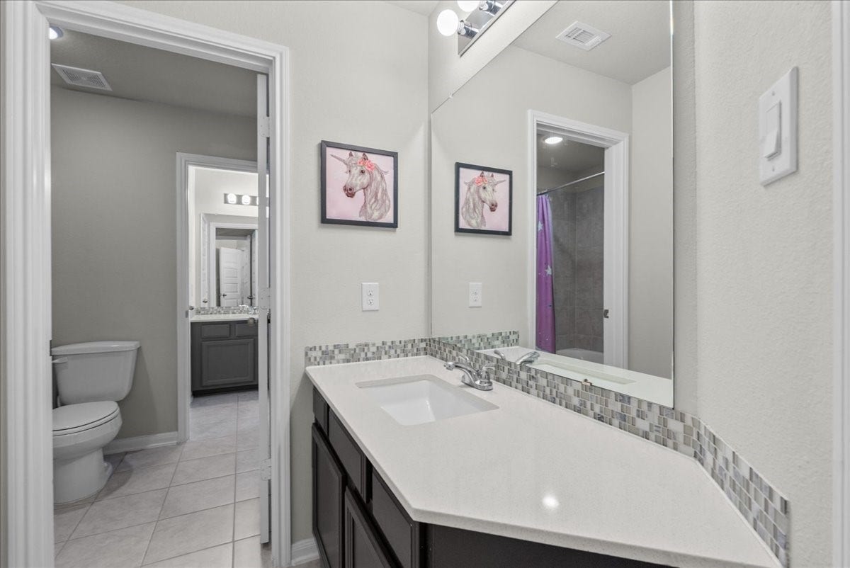 12417 Britta Lane, Texas City, TX 77568 Jack and Jill Upstairs Bathroom