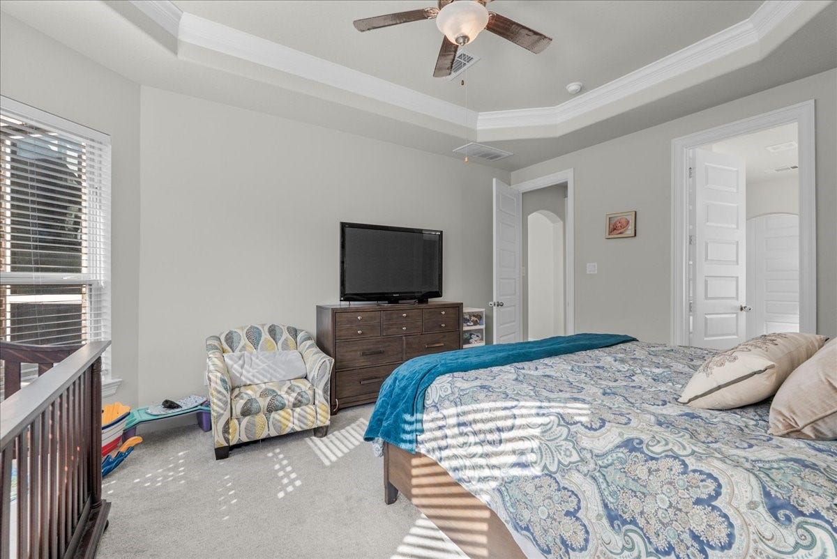 12417 Britta Lane, Texas City, TX 77568 Primary room with vaulted ceilings