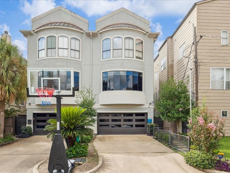 Welcome to your modern West U retreat! This first-floor 1BR/1BA duplex apartment features a private one-car garage, a two-car driveway, and a surrounding privacy fence. Enjoy style, privacy, and convenience near 59/69 & Wesleyan, with easy access to downtown, the Galleria, West U Elementary, and community pools and tennis courts.