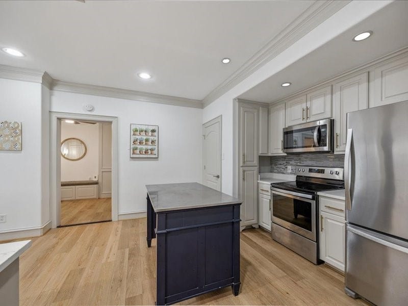 Step inside to the heart of your home! The centrally located kitchen connects to the living room and bathroom on one side, with the dining area and garage on the othera convenient layout for everyday living and easy entertaining.