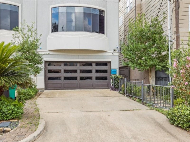 Welcome to your modern West U retreat! This first-floor 1BR/1BA duplex apartment features a private one-car garage, a two-car driveway, and a surrounding privacy fence. Enjoy style, privacy, and convenience near 59/69 & Wesleyan, with easy access to downtown, the Galleria, West U Elementary, and community pools and tennis courts.
