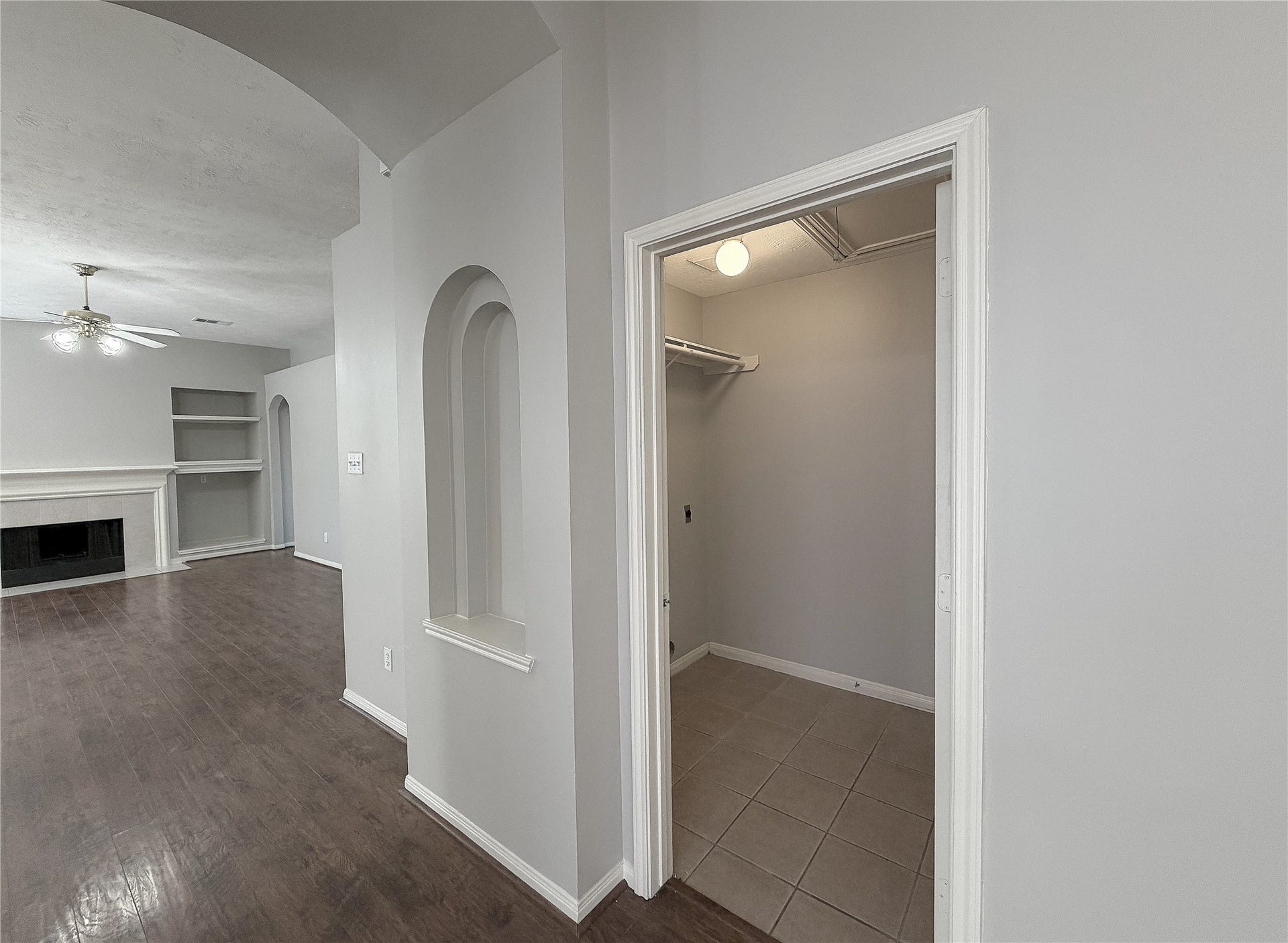 Utility room to the left