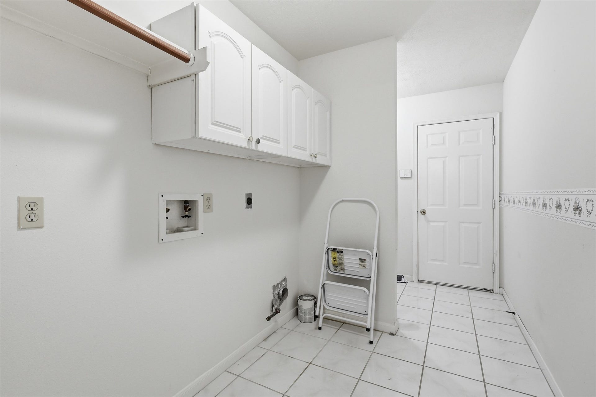 10707 Crestfield Court, Houston, TX 77070 Bright and organized with built-in cabinetry, hanging rod, and full washer/dryer hookups