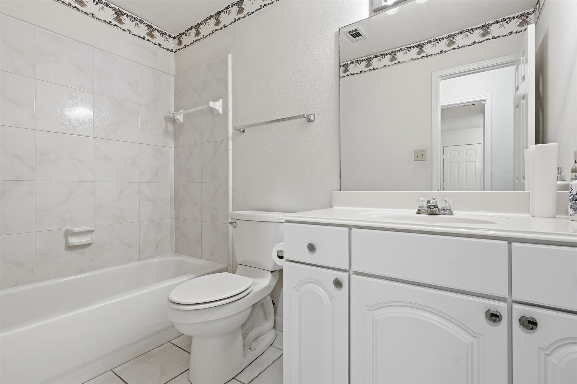 10707 Crestfield Court, Houston, TX 77070 Additional full bath