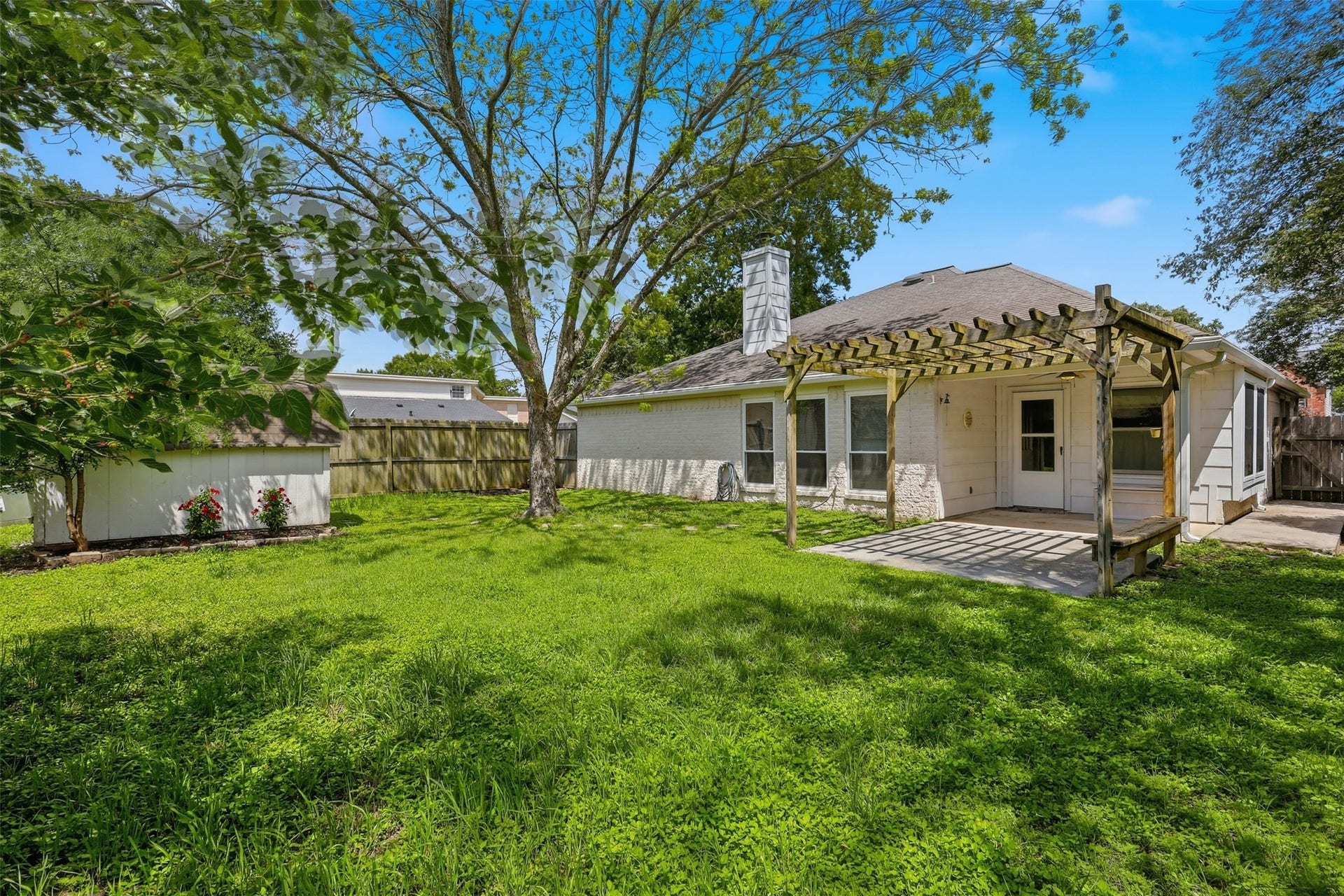 10707 Crestfield Court, Houston, TX 77070 Expansive backyard featuring a mature shade tree & privacy fencing