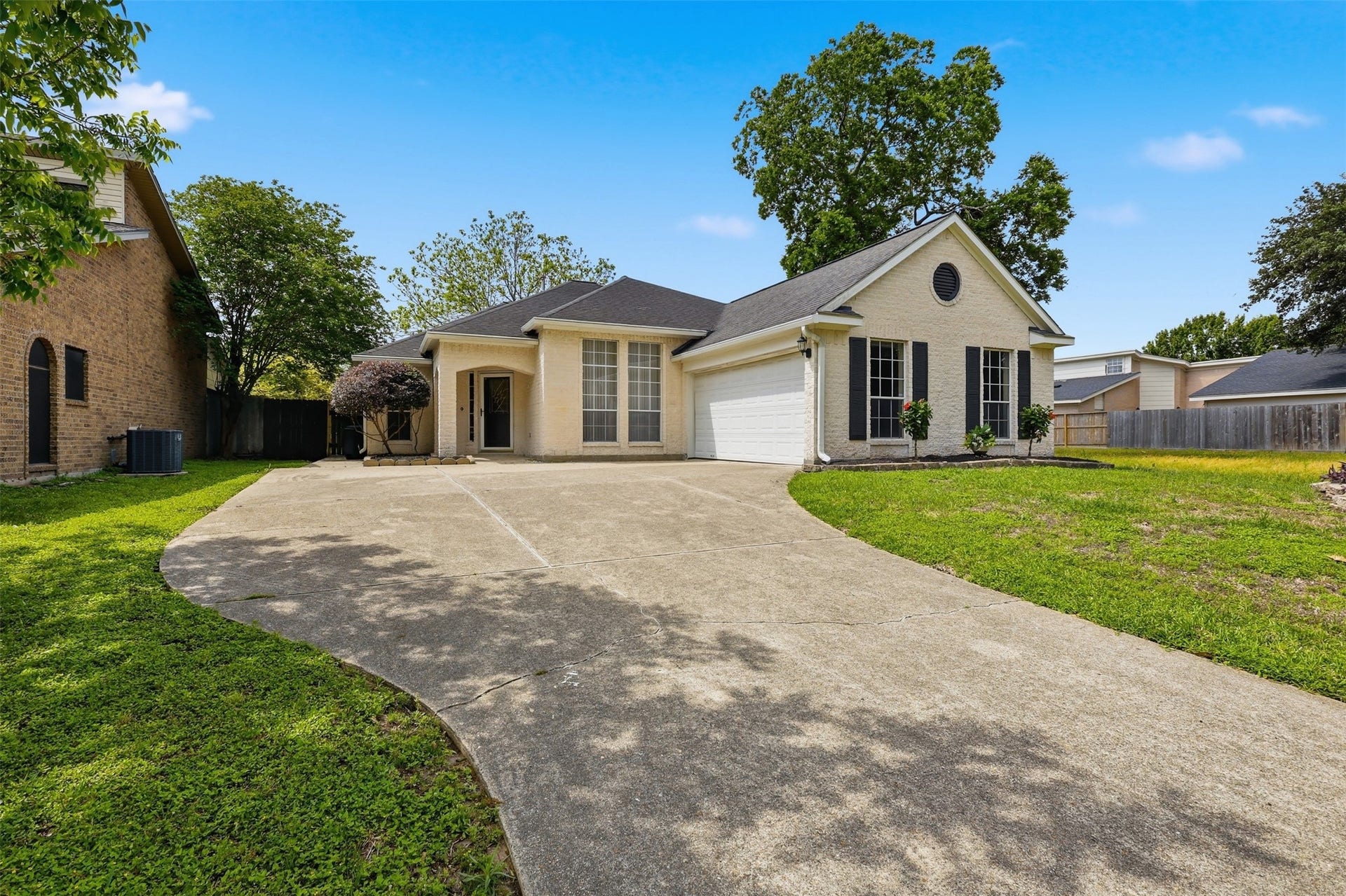 10707 Crestfield Court, Houston, TX 77070 Nestled in quiet, suburban community - Welcome Home!
