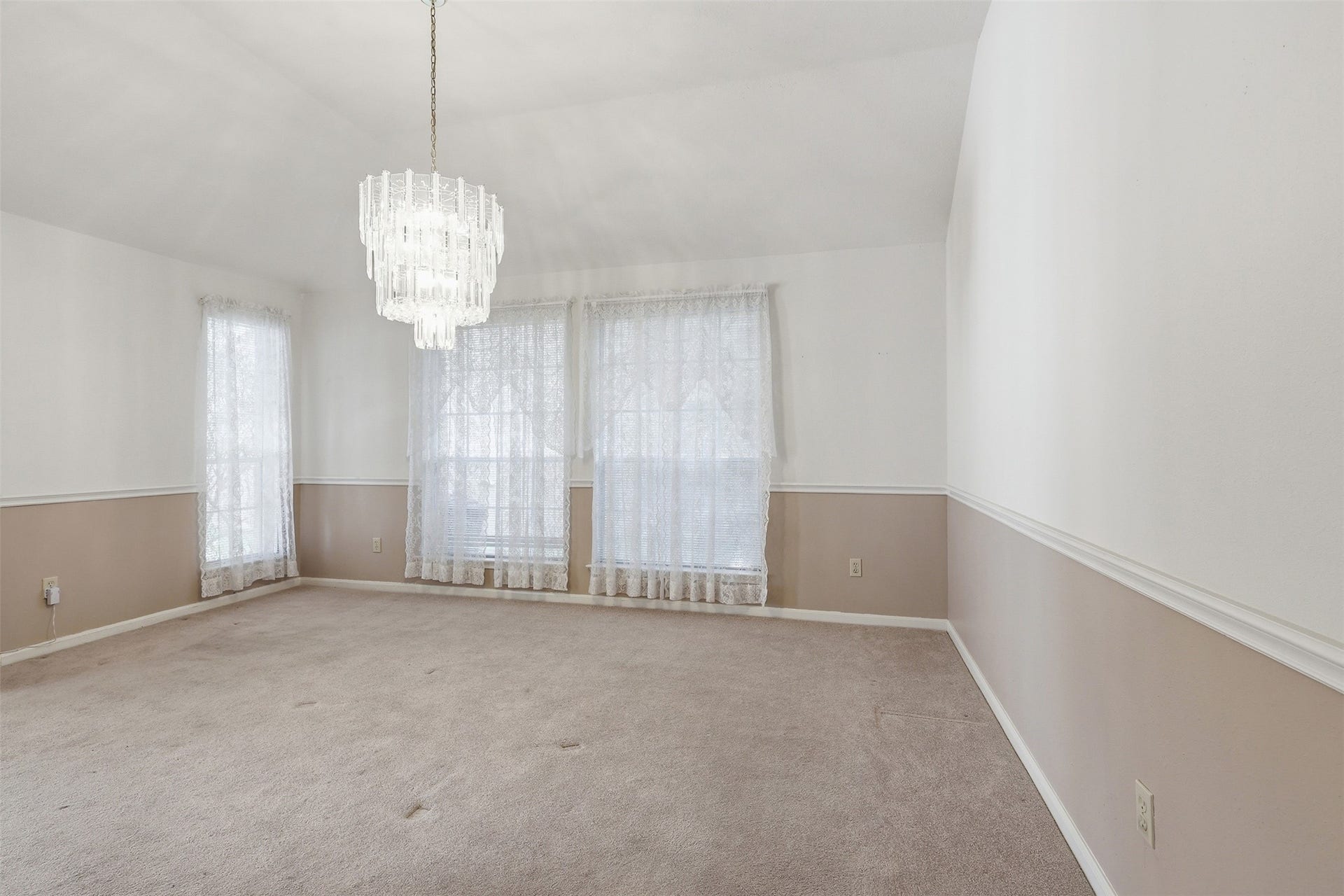 10707 Crestfield Court, Houston, TX 77070 **NEW CARPET**, soft natural light, and an elegant chandelier create the perfect setting for meals and gatherings