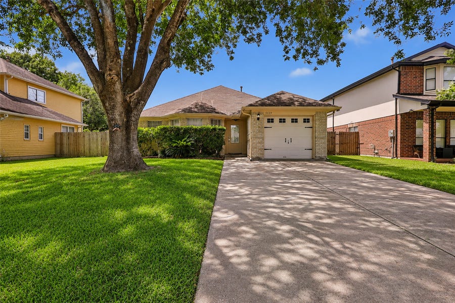 Property photo for 5519 Chisholm Trail, Dickinson, TX