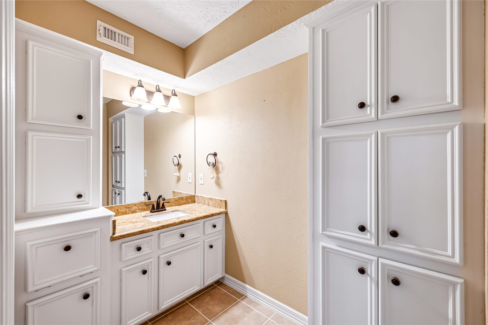 8503 Herts Road, Spring, TX 77379 jack and jill bathroom