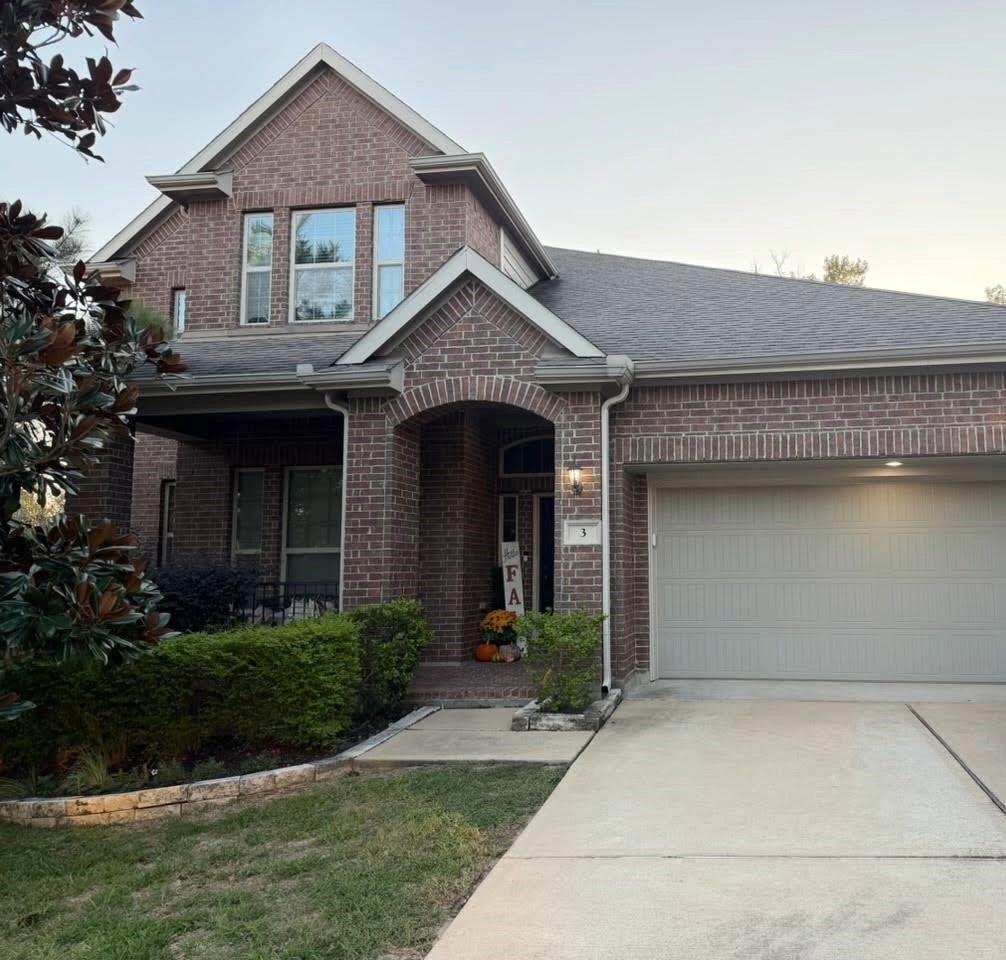 3 Muthill Circle, Conroe, TX 77304 Welcome Home! Enjoy your corner lot with great curb appeal.