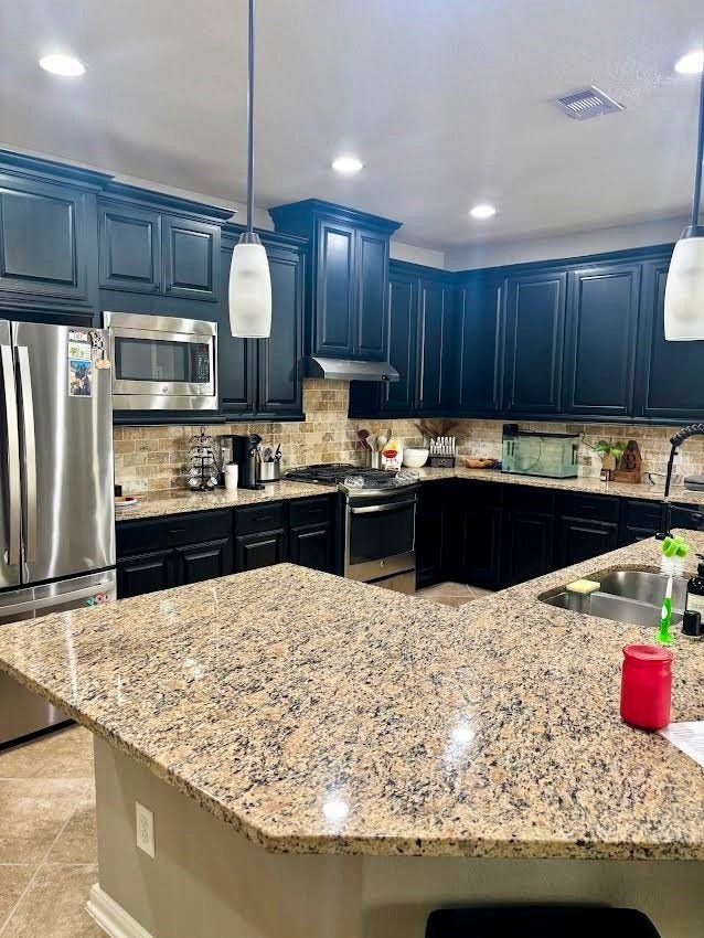 3 Muthill Circle, Conroe, TX 77304 Chef's kitchen invites your guest to join you as you enter the home.