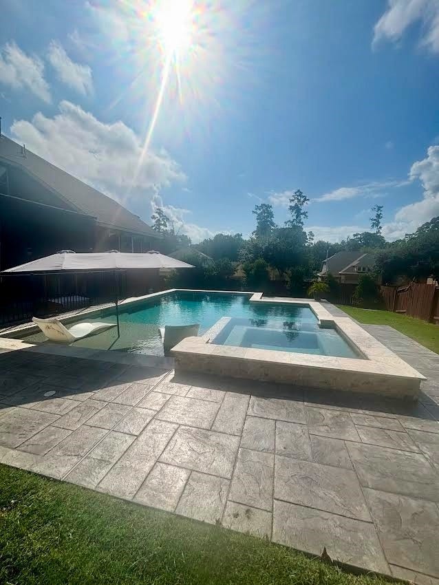 3 Muthill Circle, Conroe, TX 77304 Gorgeous pool and hottub.