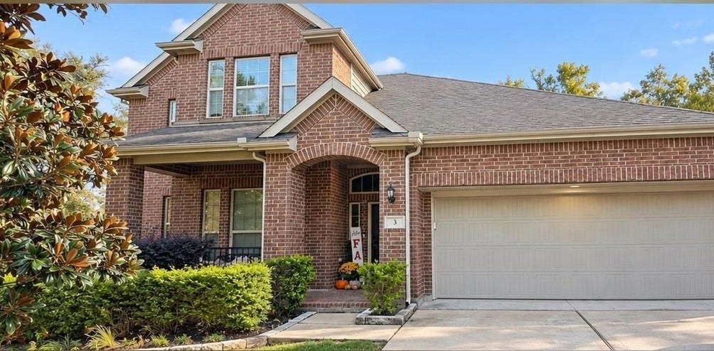 3 Muthill Circle, Conroe, TX 77304 Lovely landscaping makes for a welcoming home.