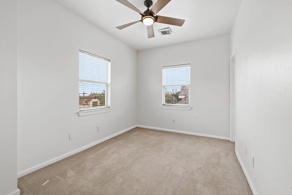 1128 W 26th Street, Houston, TX 77008 Second bedroom has also it's own full bathroom.