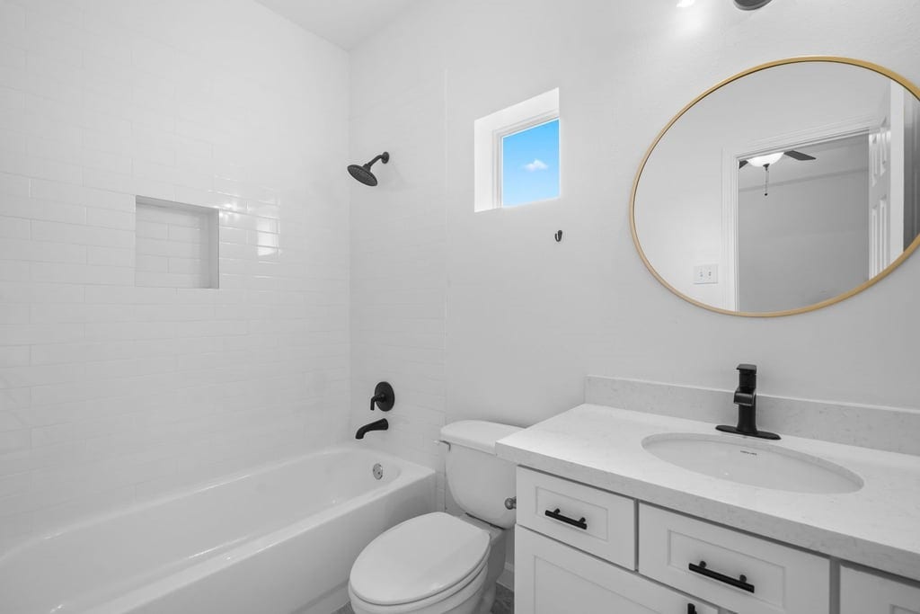 1128 W 26th Street, Houston, TX 77008 En-suite bathroom