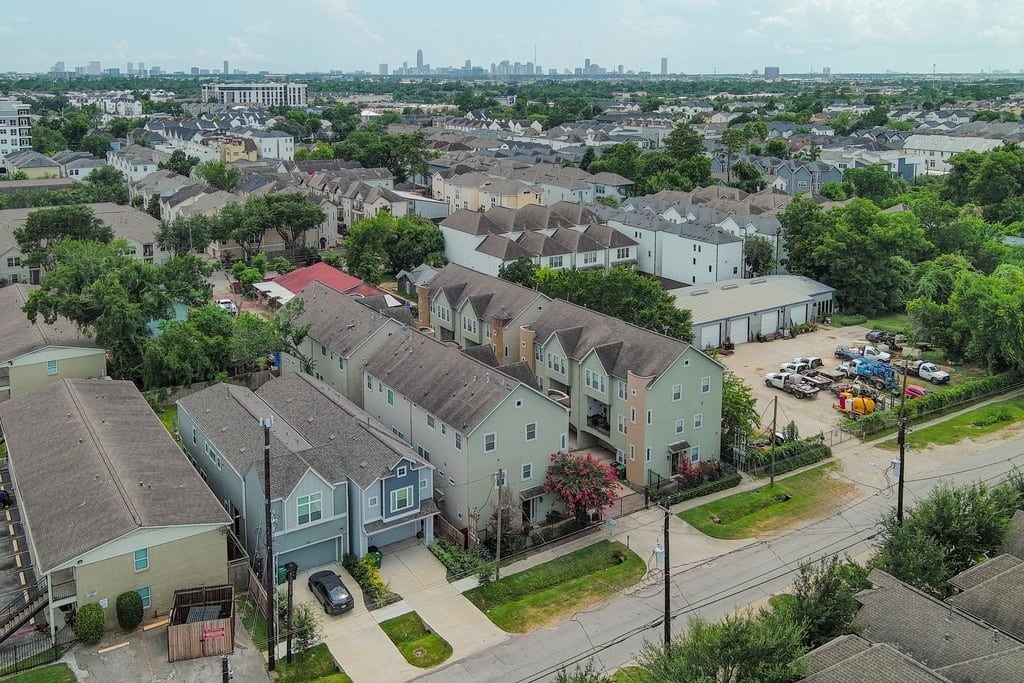 1128 W 26th Street, Houston, TX 77008 1128 W 26th Street, Houston, TX 77008