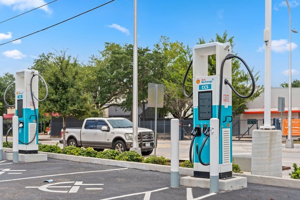 1128 W 26th Street, Houston, TX 77008 Charging station close by