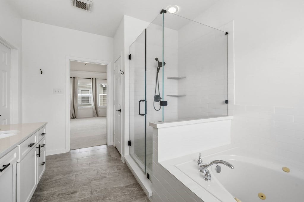 1128 W 26th Street, Houston, TX 77008 Primary bathroom