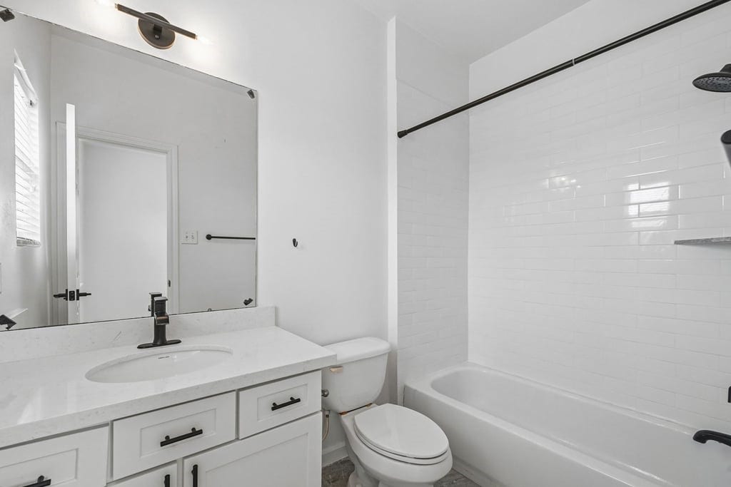 1128 W 26th Street, Houston, TX 77008 Secondary bathroom