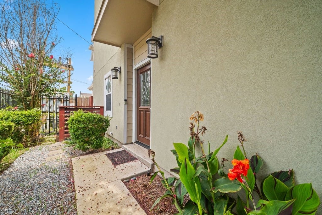 1128 W 26th Street, Houston, TX 77008 Front door entrance