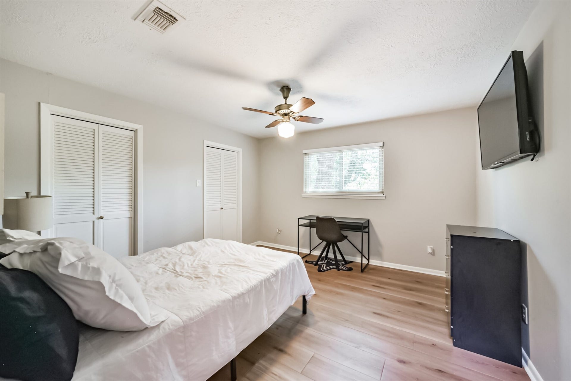 7618 Hurst Forest Drive, Humble, TX 77346 This inviting bedroom offers space for both rest and a compact desk, making it easy to accommodate study or work-from-home needs. Neutral finishes, wood-look flooring, and natural light provide a versatile backdrop for your furnishings.