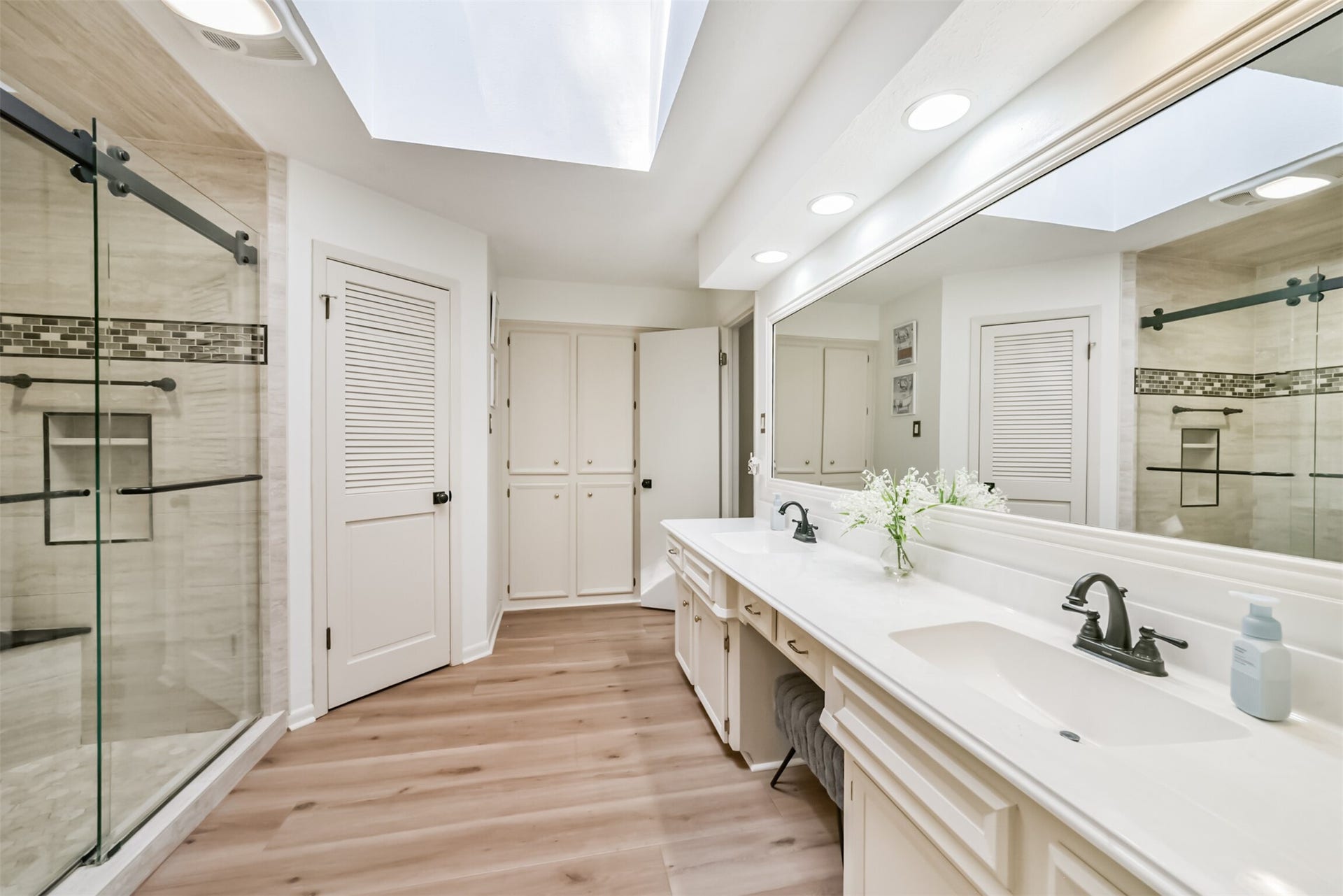 7618 Hurst Forest Drive, Humble, TX 77346 Dual sinks and a dedicated seated vanity area make shared routines more comfortable. Extensive counter space and storage help keep essentials organized while maintaining a clean, uncluttered feel.