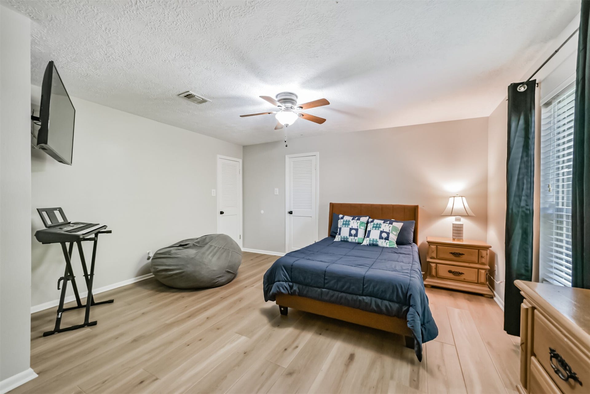 7618 Hurst Forest Drive, Humble, TX 77346 This spacious bedroom offers flexibility for a reading corner, hobby area, or additional furnishings. Natural light, neutral walls, and warm wood-look flooring create a comfortable space to make your own.