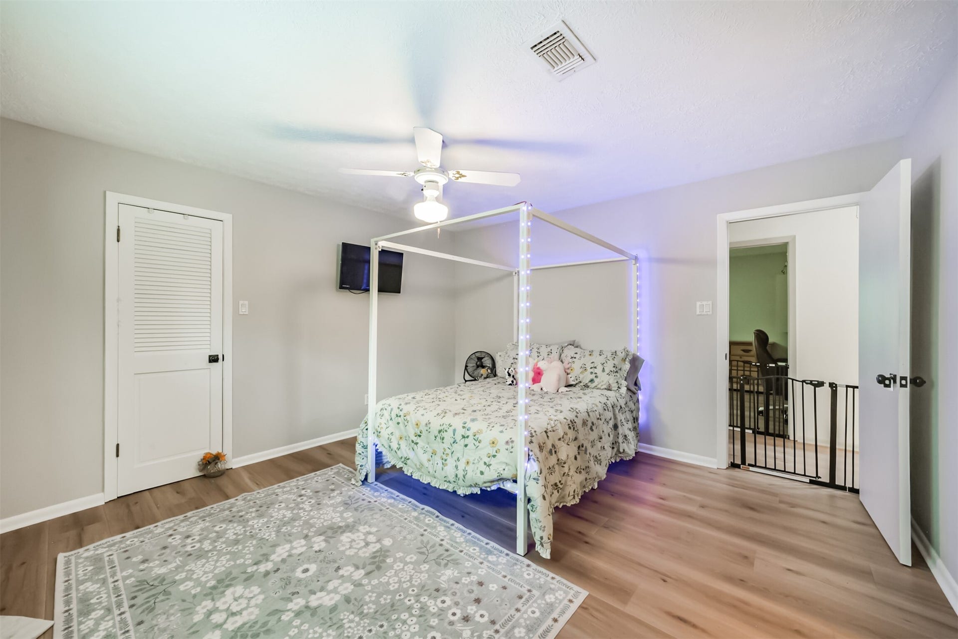 7618 Hurst Forest Drive, Humble, TX 77346 A generous open layout makes this bedroom easy to arrange around your needs, with space for sleeping and a separate seating or activity area. Soft neutral finishes provide a welcoming backdrop for your personal style.
