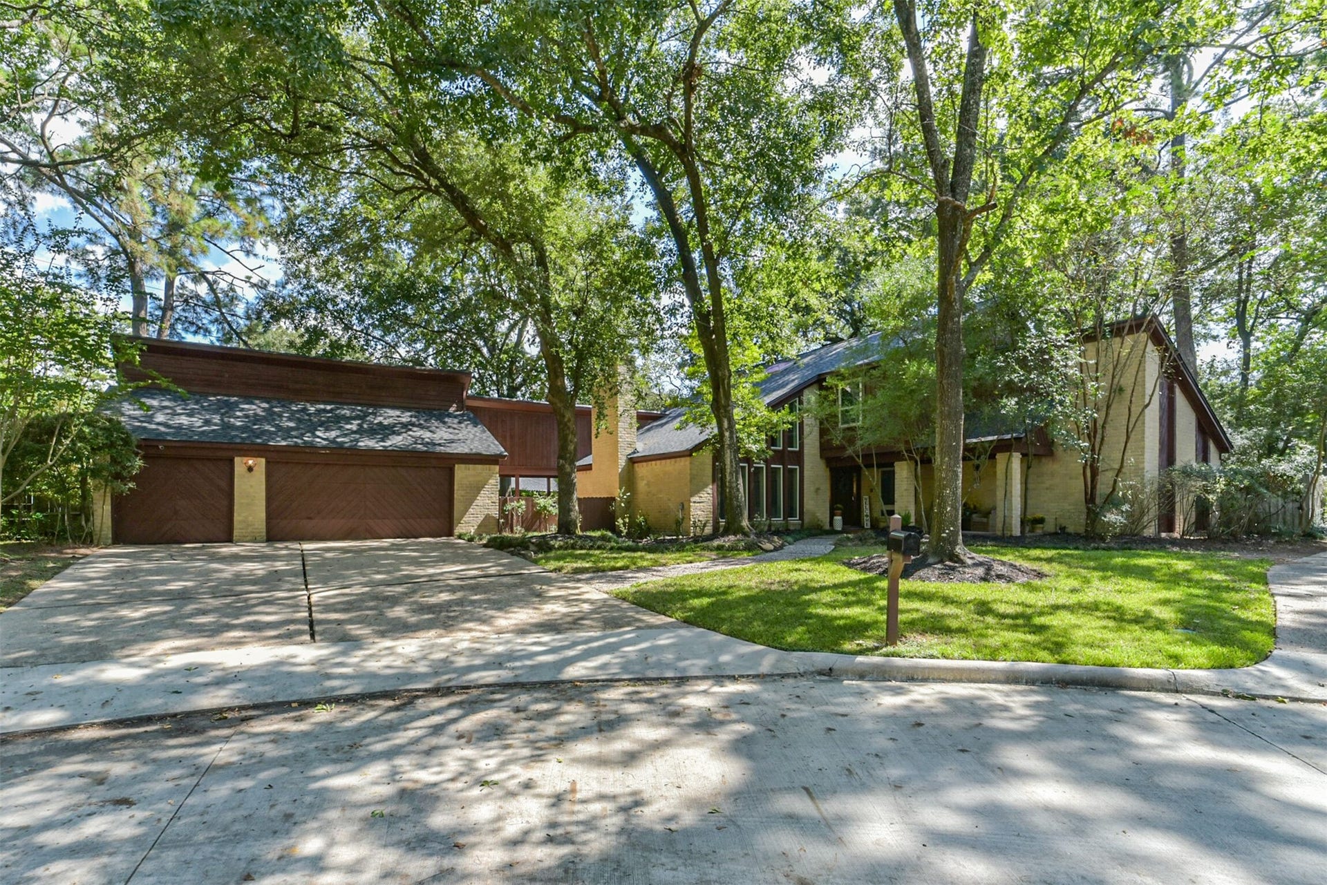 7618 Hurst Forest Drive, Humble, TX 77346 Full of character, the home pairs warm brick and wood accents with a lush, tree-lined front yard. Its individual style offers a memorable first impression and a refreshing departure from cookie-cutter design.