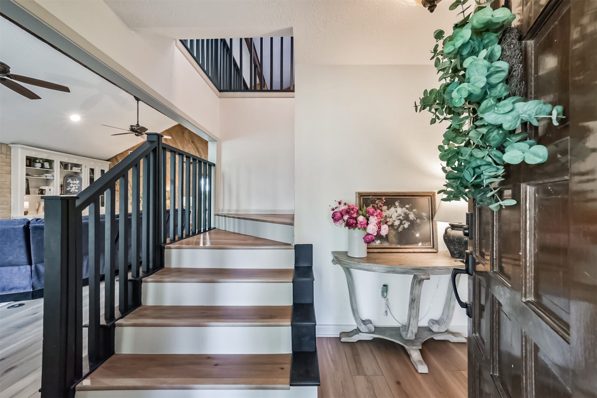 7618 Hurst Forest Drive, Humble, TX 77346 Step inside to a welcoming entry where wood stair treads and contrasting railings introduce the homes distinctive character. A short staircase leads into the main living area, creating an inviting sense of arrival.