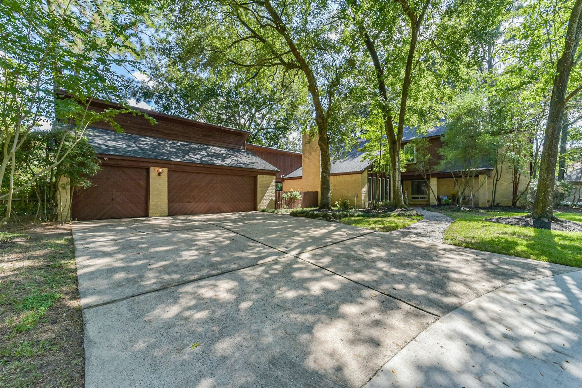7618 Hurst Forest Drive, Humble, TX 77346 With the garage positioned apart from the main home, this layout balances convenient vehicle access with a welcoming front entrance. The broad driveway makes arriving, unloading, and hosting guests easy.