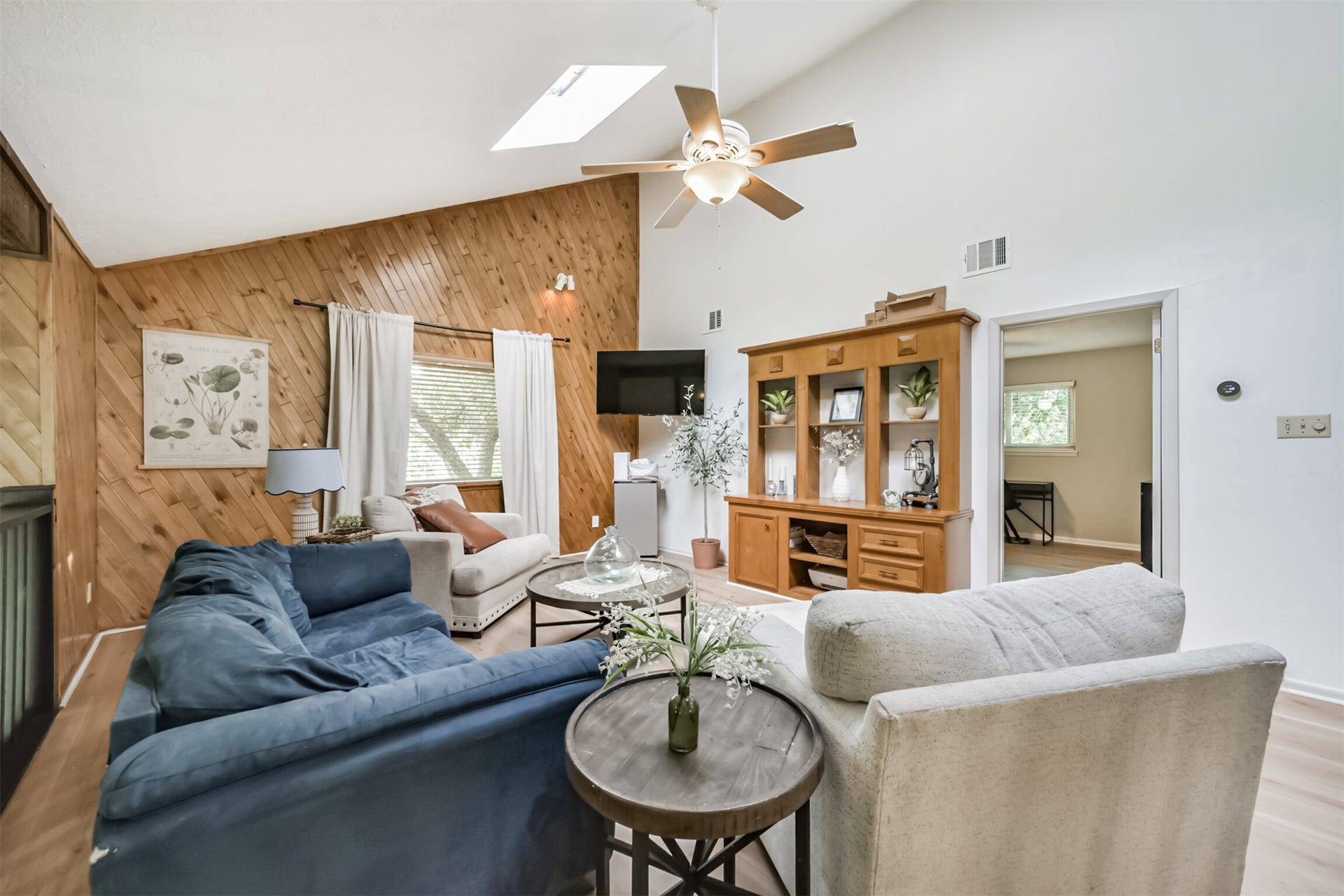 7618 Hurst Forest Drive, Humble, TX 77346 Make this flexible upstairs living area your favorite spot to unwind, with room for comfortable seating and entertainment. A skylight and large window brighten the space, while the adjoining doorway connects easily to nearby rooms.
