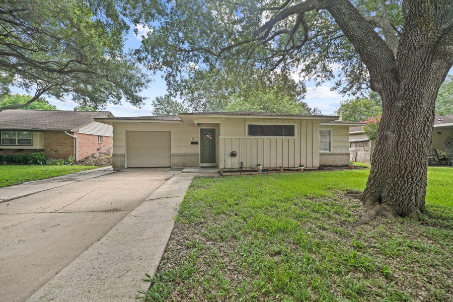 Property photo for 2017 Isla Drive, Pearland, TX