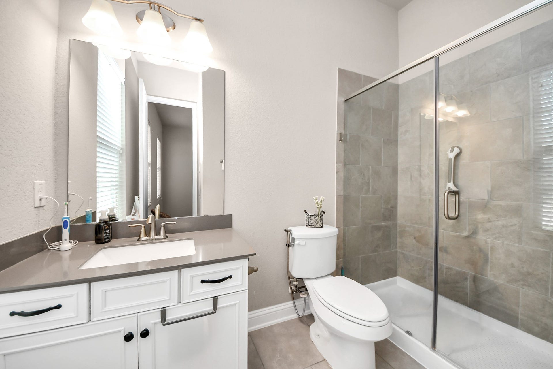 14926 Dogwood View Lane, Cypress, TX 77429 Second Primary Full Bathroom.