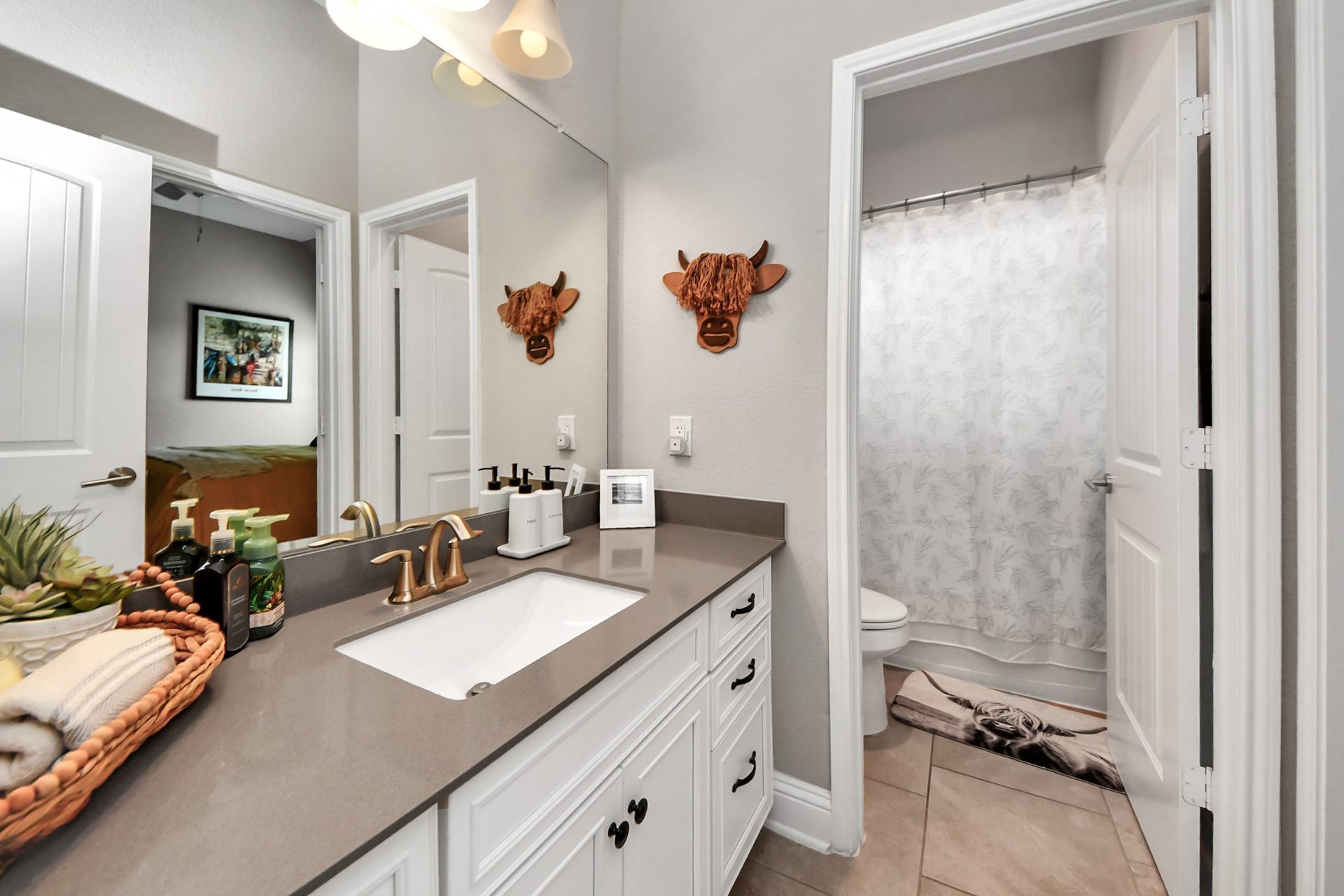 14926 Dogwood View Lane, Cypress, TX 77429 Jack and Jill restroom between Secondary Bedrooms #2 & #3.
