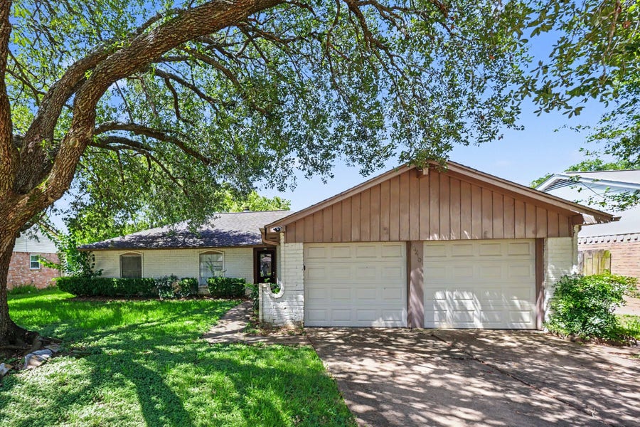 Property photo for 16210 Forest Bend Avenue, Friendswood, TX