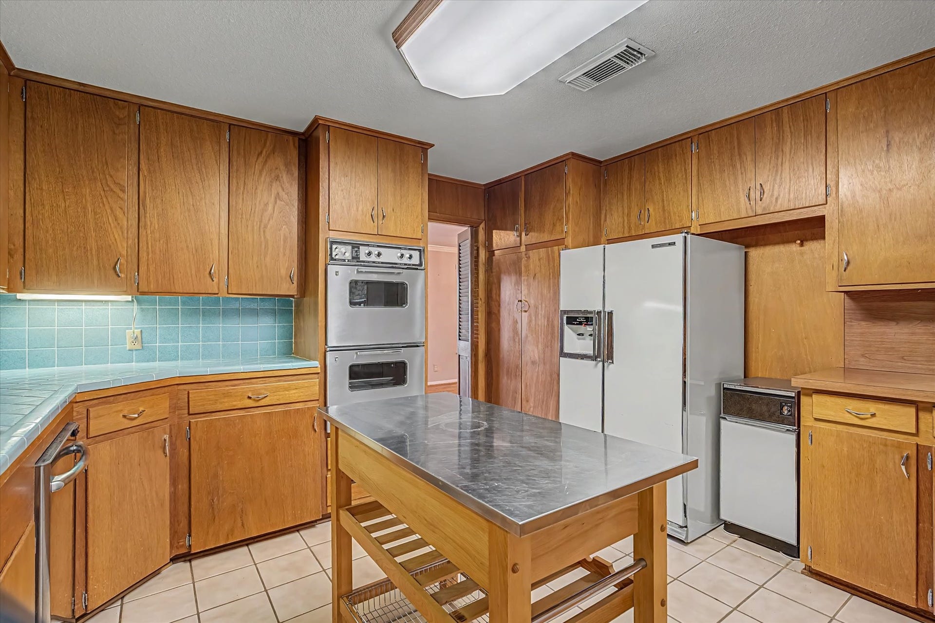 102 Oyster Bend Lane, Lake Jackson, TX 77566
