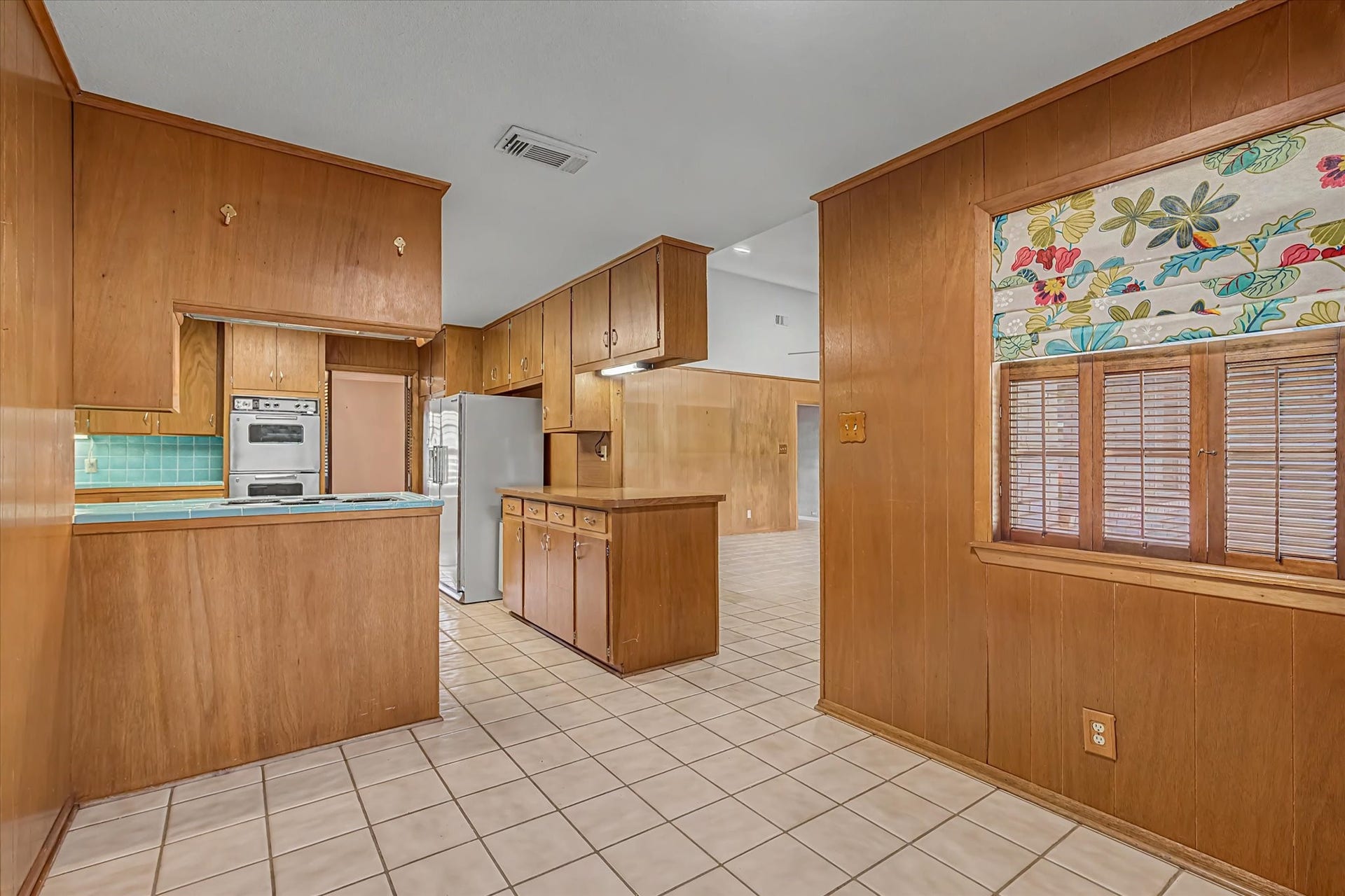 102 Oyster Bend Lane, Lake Jackson, TX 77566