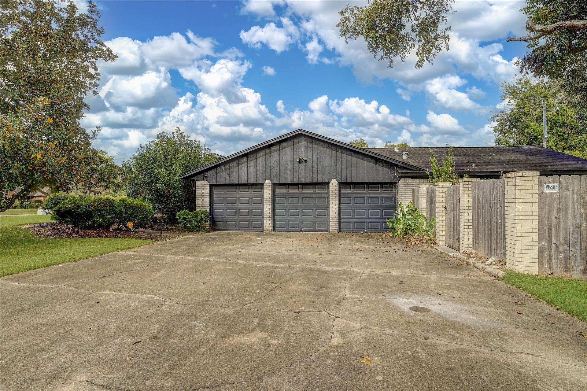 102 Oyster Bend Lane, Lake Jackson, TX 77566