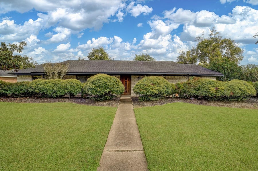 Property photo for 102 Oyster Bend Lane, Lake Jackson, TX