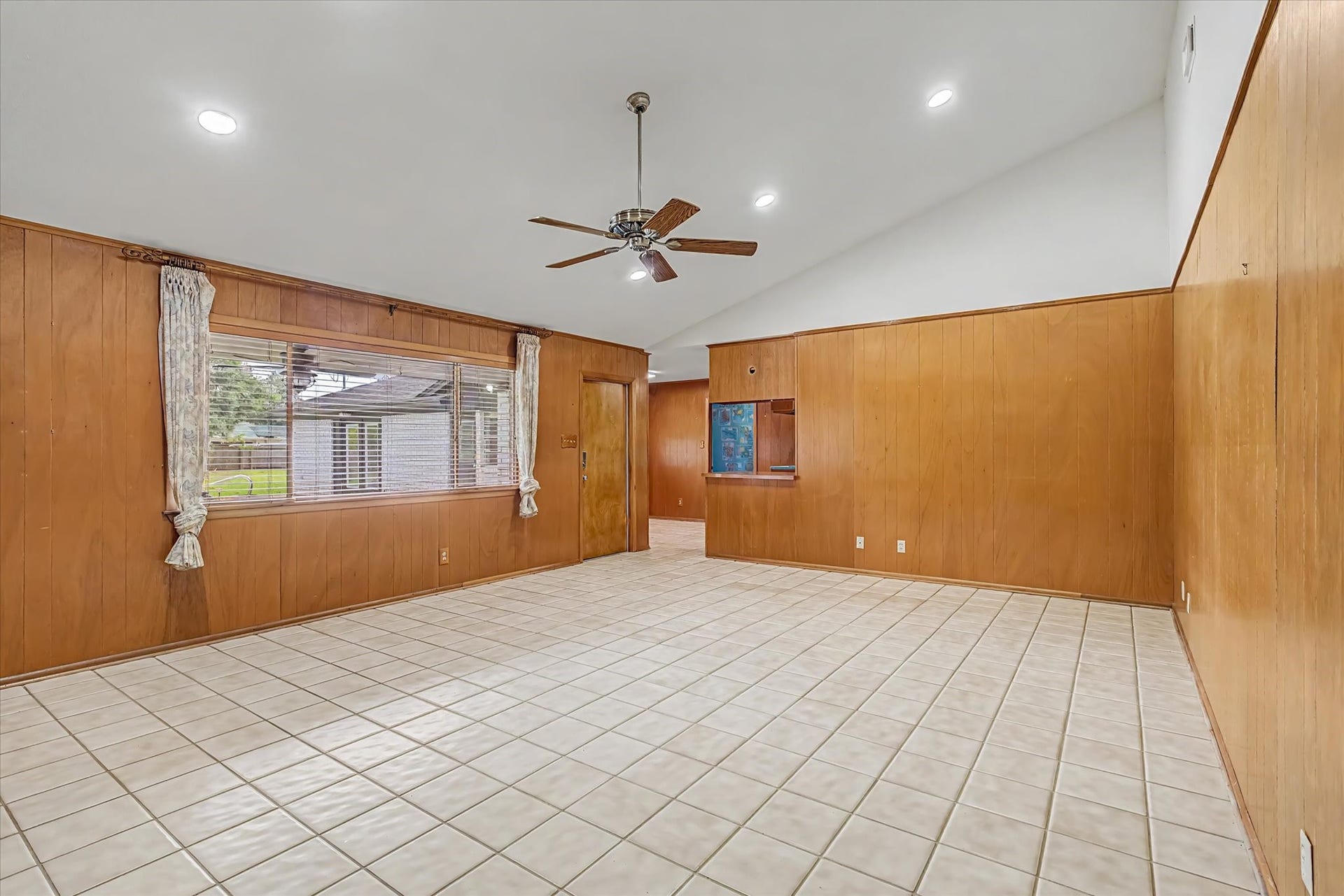 102 Oyster Bend Lane, Lake Jackson, TX 77566