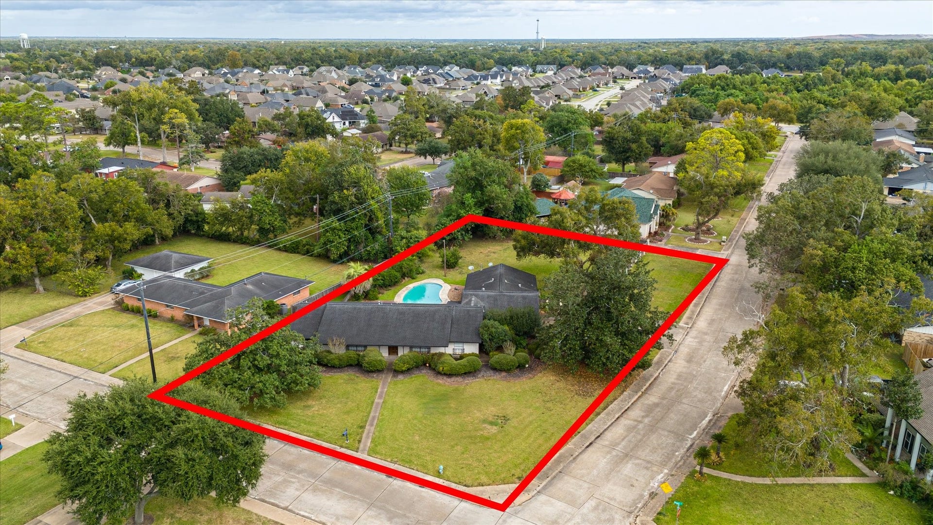 102 Oyster Bend Lane, Lake Jackson, TX 77566