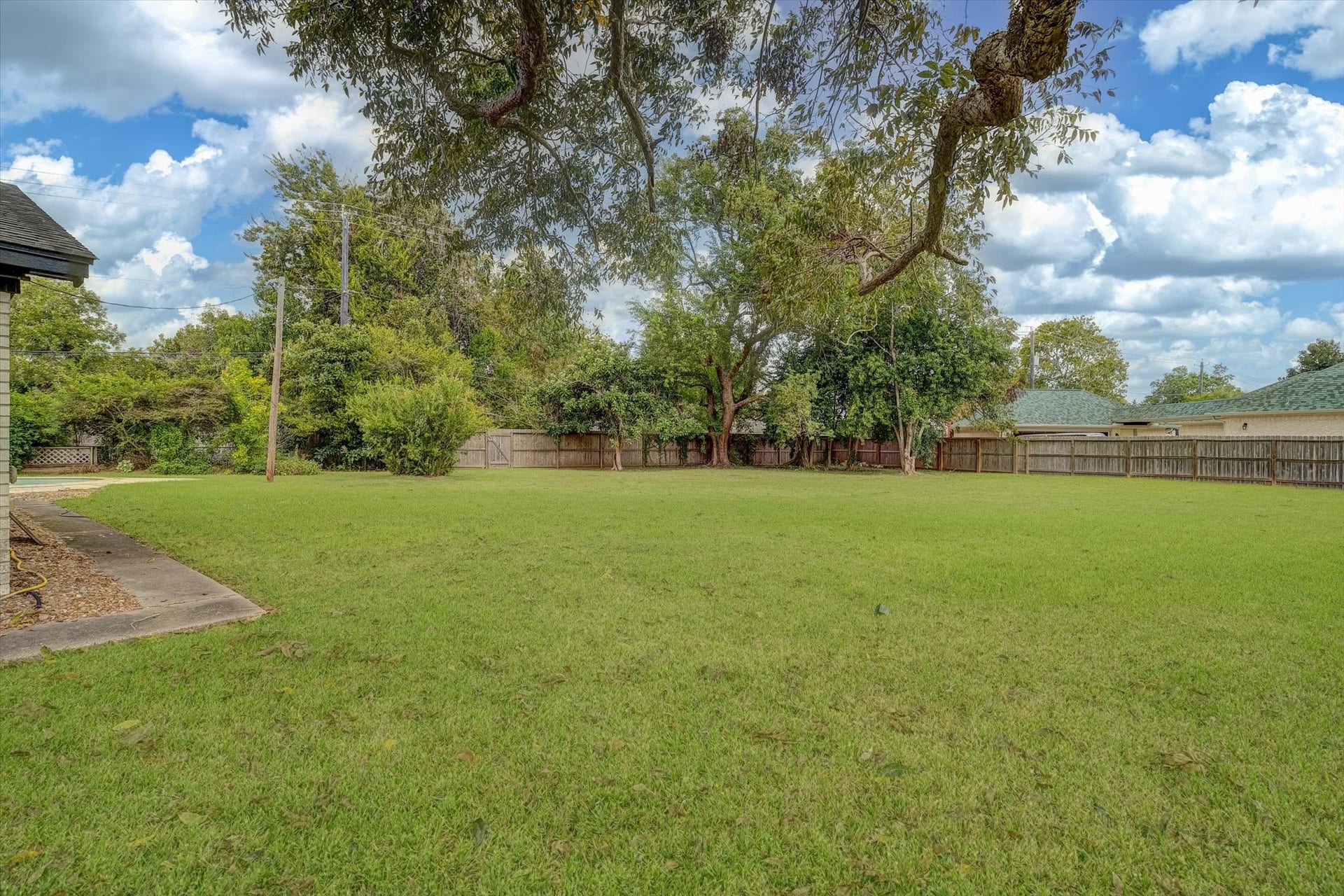 102 Oyster Bend Lane, Lake Jackson, TX 77566